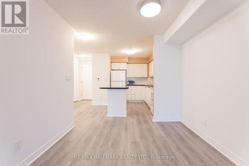 827 - 3888 Duke Of York Boulevard, Mississauga, ON - Indoor Photo Showing Kitchen