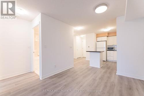 827 - 3888 Duke Of York Boulevard, Mississauga, ON - Indoor Photo Showing Kitchen