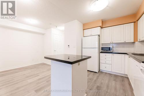 827 - 3888 Duke Of York Boulevard, Mississauga, ON - Indoor Photo Showing Kitchen