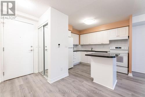 827 - 3888 Duke Of York Boulevard, Mississauga, ON - Indoor Photo Showing Kitchen