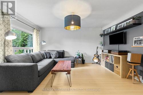 74 Marmora Street, St. Catharines, ON - Indoor Photo Showing Living Room