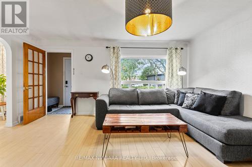 74 Marmora Street, St. Catharines, ON - Indoor Photo Showing Living Room