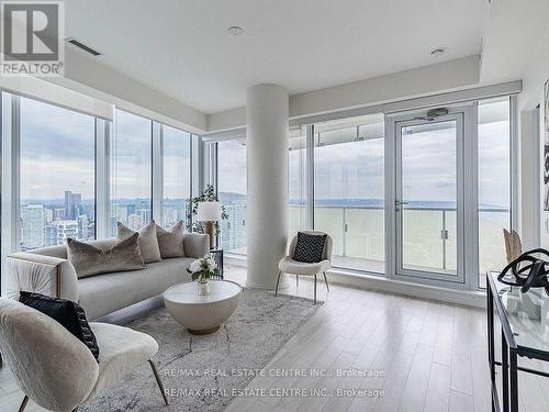 5102 - 197 Yonge Street, Toronto, ON - Indoor Photo Showing Living Room