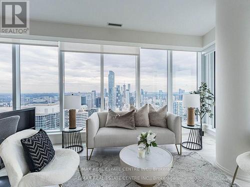 5102 - 197 Yonge Street, Toronto, ON - Indoor Photo Showing Living Room