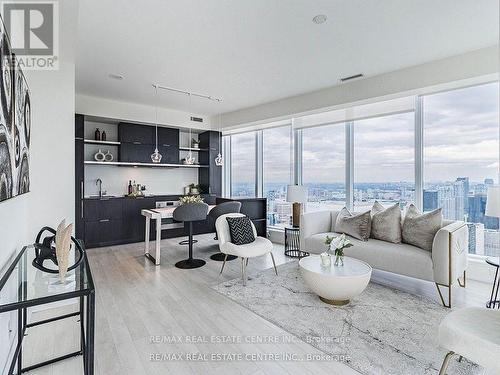 5102 - 197 Yonge Street, Toronto, ON - Indoor Photo Showing Living Room