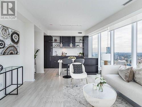 5102 - 197 Yonge Street, Toronto, ON - Indoor Photo Showing Living Room