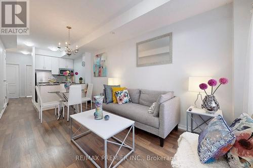 266 - 19 Coneflower Crescent, Toronto, ON - Indoor Photo Showing Living Room