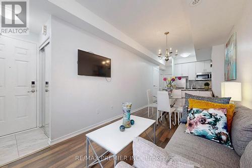 266 - 19 Coneflower Crescent, Toronto, ON - Indoor Photo Showing Living Room