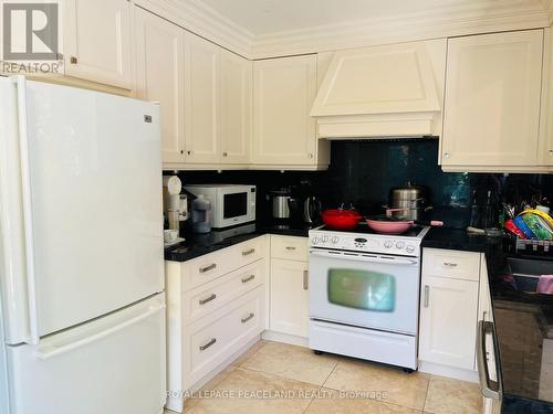 1A - 719 Old Bathurst Street, Newmarket, ON - Indoor Photo Showing Kitchen