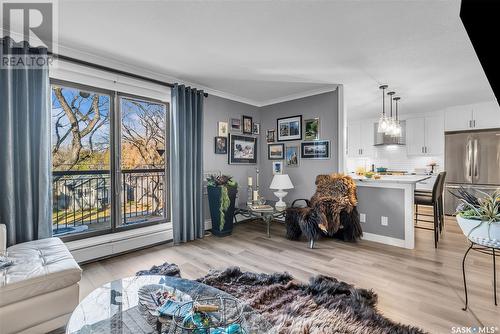 203 718 9Th Street E, Saskatoon, SK - Indoor Photo Showing Living Room