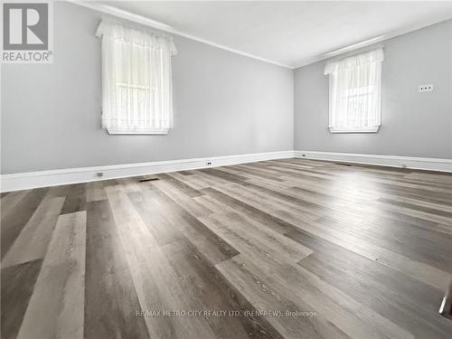 101 Queen Street S, Renfrew, ON - Indoor Photo Showing Other Room