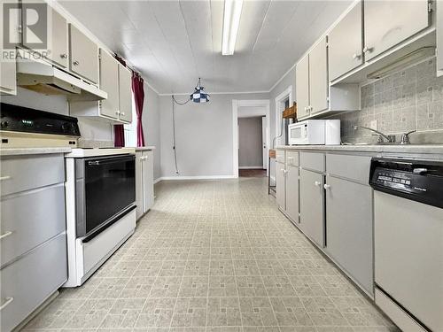 101 Queen Street S, Renfrew, ON - Indoor Photo Showing Kitchen