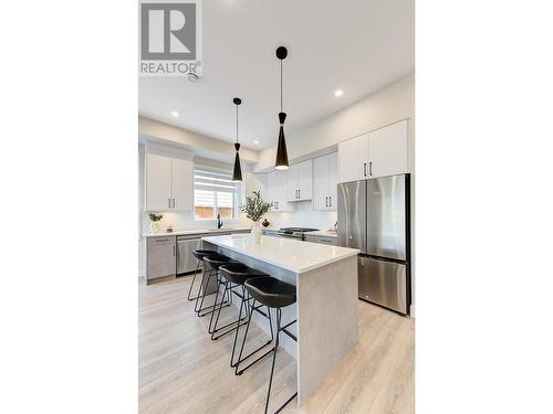 2167 Aberdeen Street, Kelowna, BC - Indoor Photo Showing Kitchen With Upgraded Kitchen