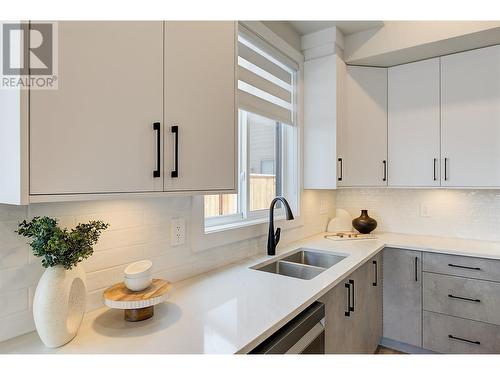 2167 Aberdeen Street, Kelowna, BC - Indoor Photo Showing Kitchen With Double Sink With Upgraded Kitchen