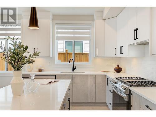 2167 Aberdeen Street, Kelowna, BC - Indoor Photo Showing Kitchen With Upgraded Kitchen