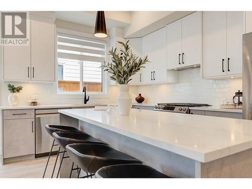 2167 Aberdeen Street, Kelowna, BC - Indoor Photo Showing Kitchen With Upgraded Kitchen