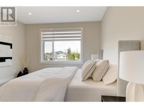 2167 Aberdeen Street, Kelowna, BC - Indoor Photo Showing Bedroom