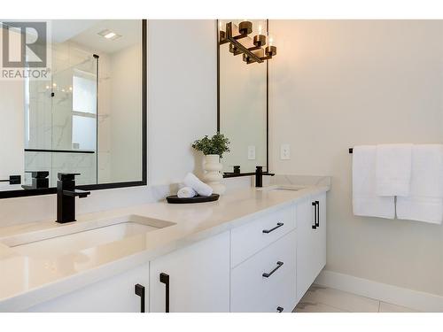 2167 Aberdeen Street, Kelowna, BC - Indoor Photo Showing Bathroom