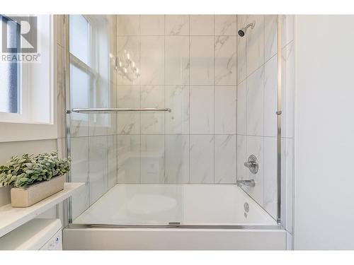 2167 Aberdeen Street, Kelowna, BC - Indoor Photo Showing Bathroom