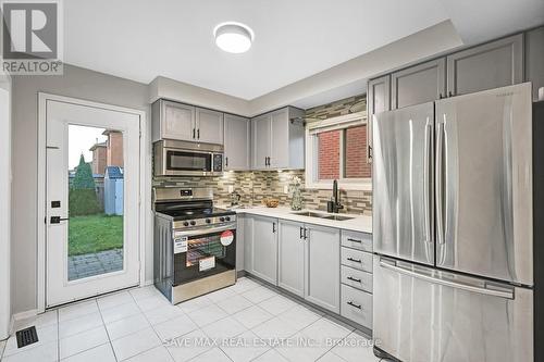 440 Stonegate Avenue, Oshawa, ON - Indoor Photo Showing Kitchen With Stainless Steel Kitchen With Double Sink With Upgraded Kitchen