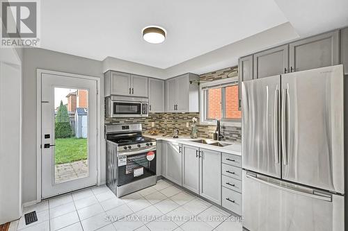 440 Stonegate Avenue, Oshawa, ON - Indoor Photo Showing Kitchen With Stainless Steel Kitchen