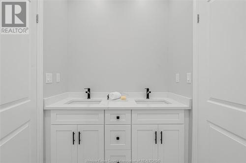 866 Maple Avenue, Lasalle, ON - Indoor Photo Showing Bathroom