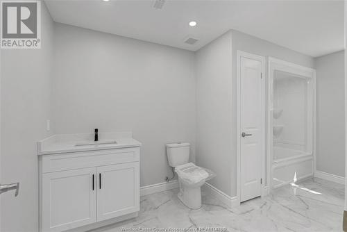 866 Maple Avenue, Lasalle, ON - Indoor Photo Showing Bathroom