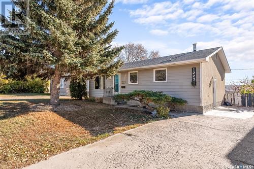 1223 Athabasca Street W, Moose Jaw, SK - Outdoor