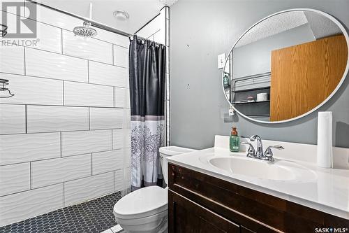 1223 Athabasca Street W, Moose Jaw, SK - Indoor Photo Showing Bathroom