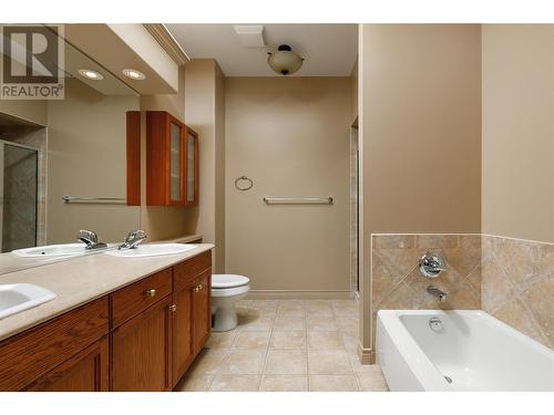 2286 Country Club Drive, Kelowna, BC - Indoor Photo Showing Bathroom