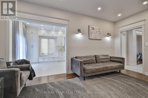 122 Sweet Water Crescent, Richmond Hill, ON - Indoor Photo Showing Living Room