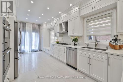 122 Sweet Water Crescent, Richmond Hill, ON - Indoor Photo Showing Kitchen With Double Sink With Upgraded Kitchen