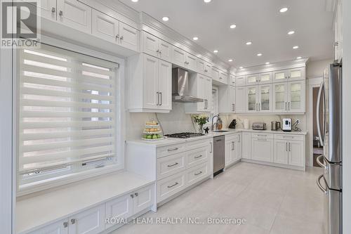 122 Sweet Water Crescent, Richmond Hill, ON - Indoor Photo Showing Kitchen With Upgraded Kitchen