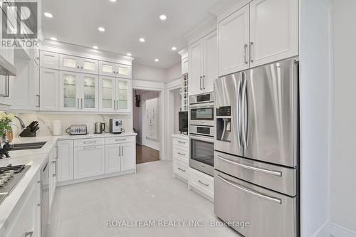 122 Sweet Water Crescent, Richmond Hill, ON - Indoor Photo Showing Kitchen With Double Sink With Upgraded Kitchen