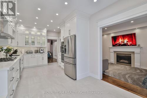 122 Sweet Water Crescent, Richmond Hill, ON - Indoor Photo Showing Kitchen