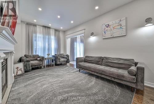 122 Sweet Water Crescent, Richmond Hill, ON - Indoor Photo Showing Living Room