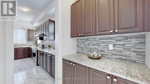 5 Wellman Drive, Richmond Hill, ON - Indoor Photo Showing Kitchen With Upgraded Kitchen