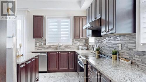 5 Wellman Drive, Richmond Hill, ON - Indoor Photo Showing Kitchen With Upgraded Kitchen