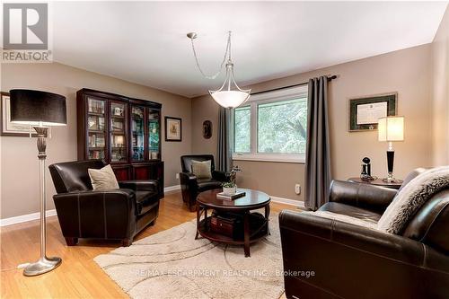 383 Oriole Court, Burlington, ON - Indoor Photo Showing Living Room