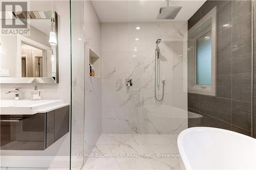 383 Oriole Court, Burlington, ON - Indoor Photo Showing Bathroom