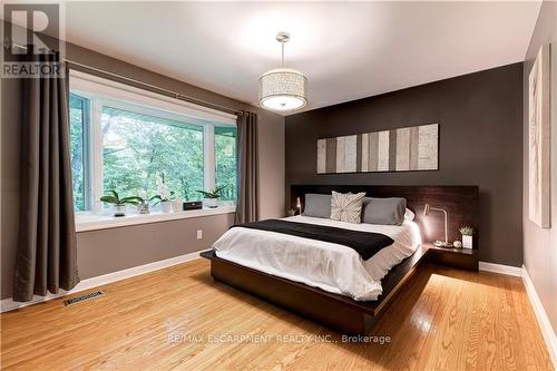 383 Oriole Court, Burlington, ON - Indoor Photo Showing Bedroom