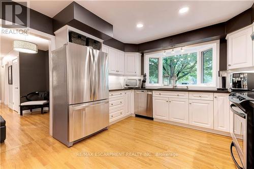 383 Oriole Court, Burlington, ON - Indoor Photo Showing Kitchen