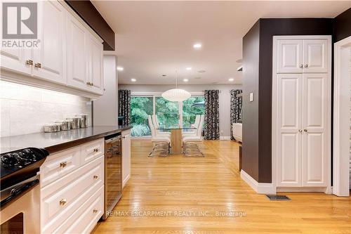 383 Oriole Court, Burlington, ON - Indoor Photo Showing Kitchen