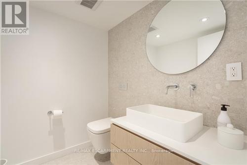 5008 Spruce Avenue, Burlington, ON - Indoor Photo Showing Bathroom