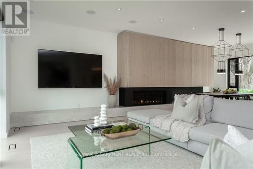 5008 Spruce Avenue, Burlington, ON - Indoor Photo Showing Living Room