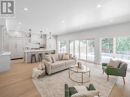 974 North Shore Boulevard W, Burlington, ON - Indoor Photo Showing Living Room