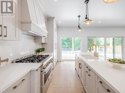 974 North Shore Boulevard W, Burlington, ON - Indoor Photo Showing Kitchen With Upgraded Kitchen