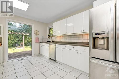 1598 Abbey Road, Alta Vista And Area (3602 - Riverview Park), ON - Indoor Photo Showing Kitchen