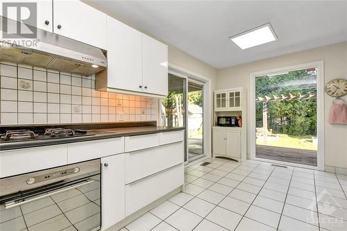 1598 Abbey Road, Alta Vista And Area (3602 - Riverview Park), ON - Indoor Photo Showing Kitchen