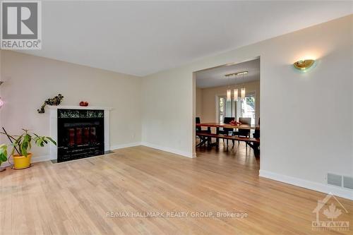 1598 Abbey Road, Ottawa, ON - Indoor Photo Showing Living Room